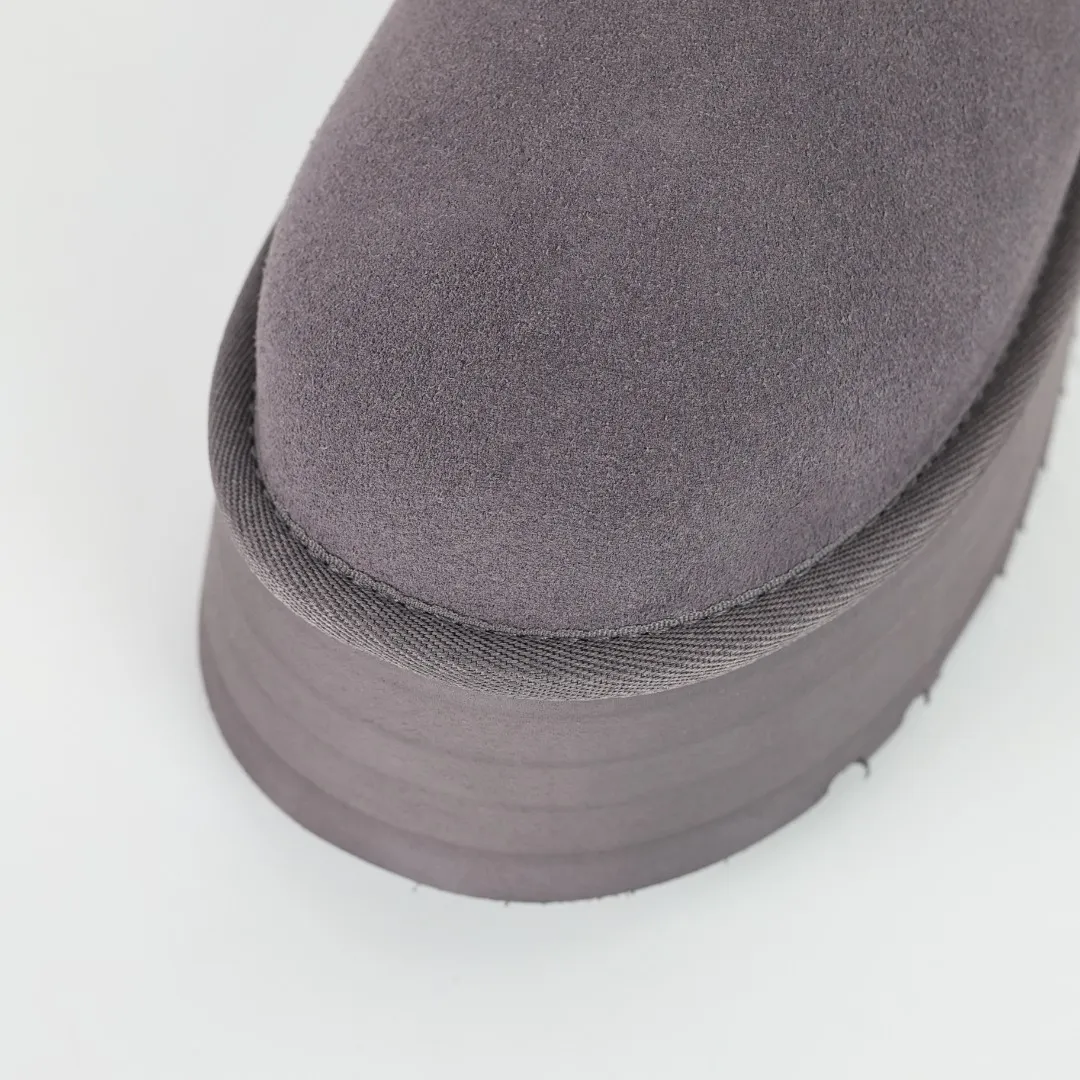 Pick up locally 💰600 Core recommended good price It is a very suitable choice for home furnishings. In the new year, uug launched a series of styles, which are partial to the preferences of young consumers and have also moved to the forefront of fashion trends. Shoe body material: water-repellent coated suede upper, 17 mm UGGPURE™ implantable wool insole, lightweight non-slip and comfortable rubber outsole, with brand LOGO and trademark, with full packaging Size: 35 36 37 38 39 40